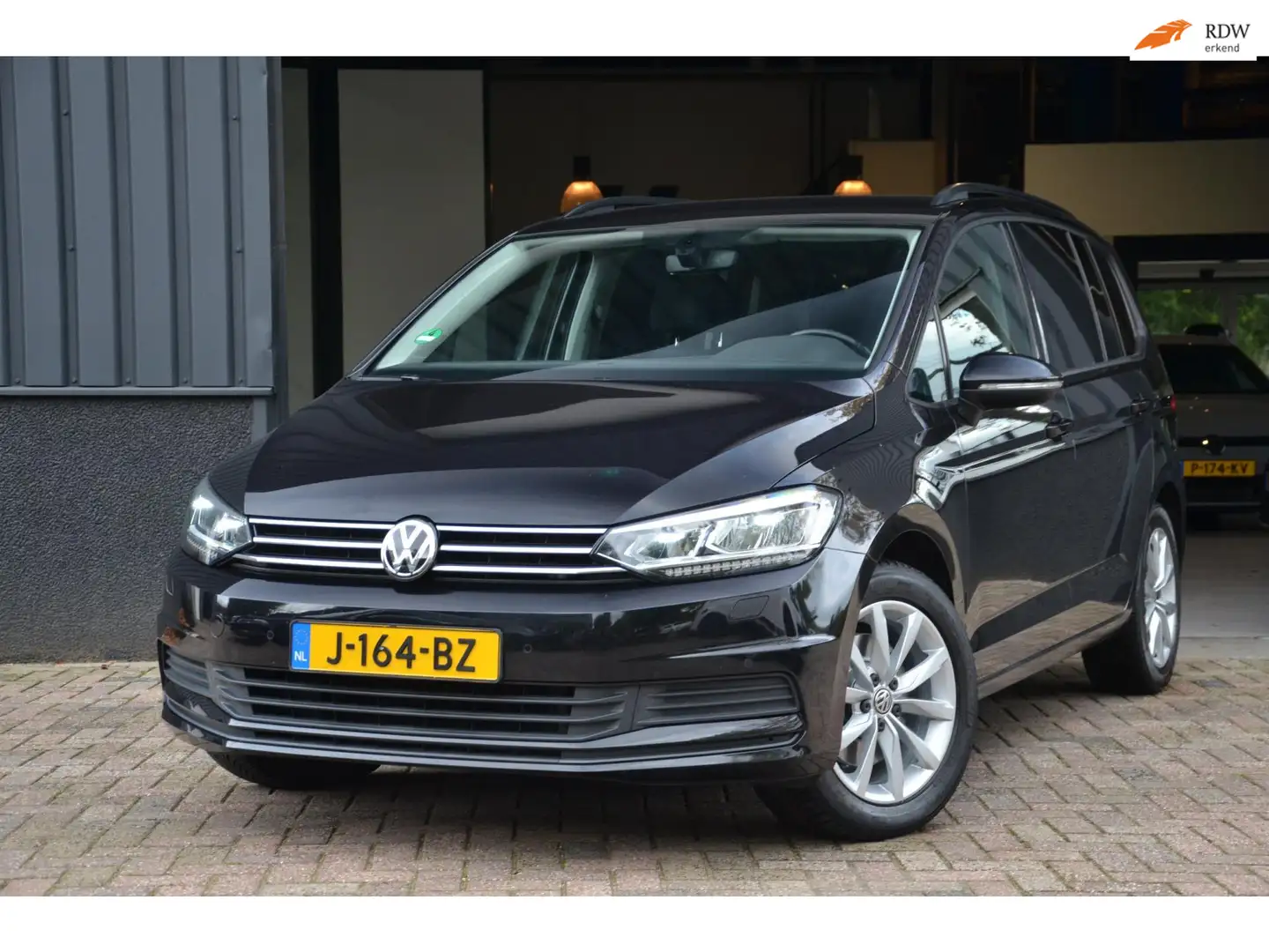 Volkswagen Touran 1.5 TSI Comfortl. Business 7p AUT|LED|FaceLift Zwart - 1