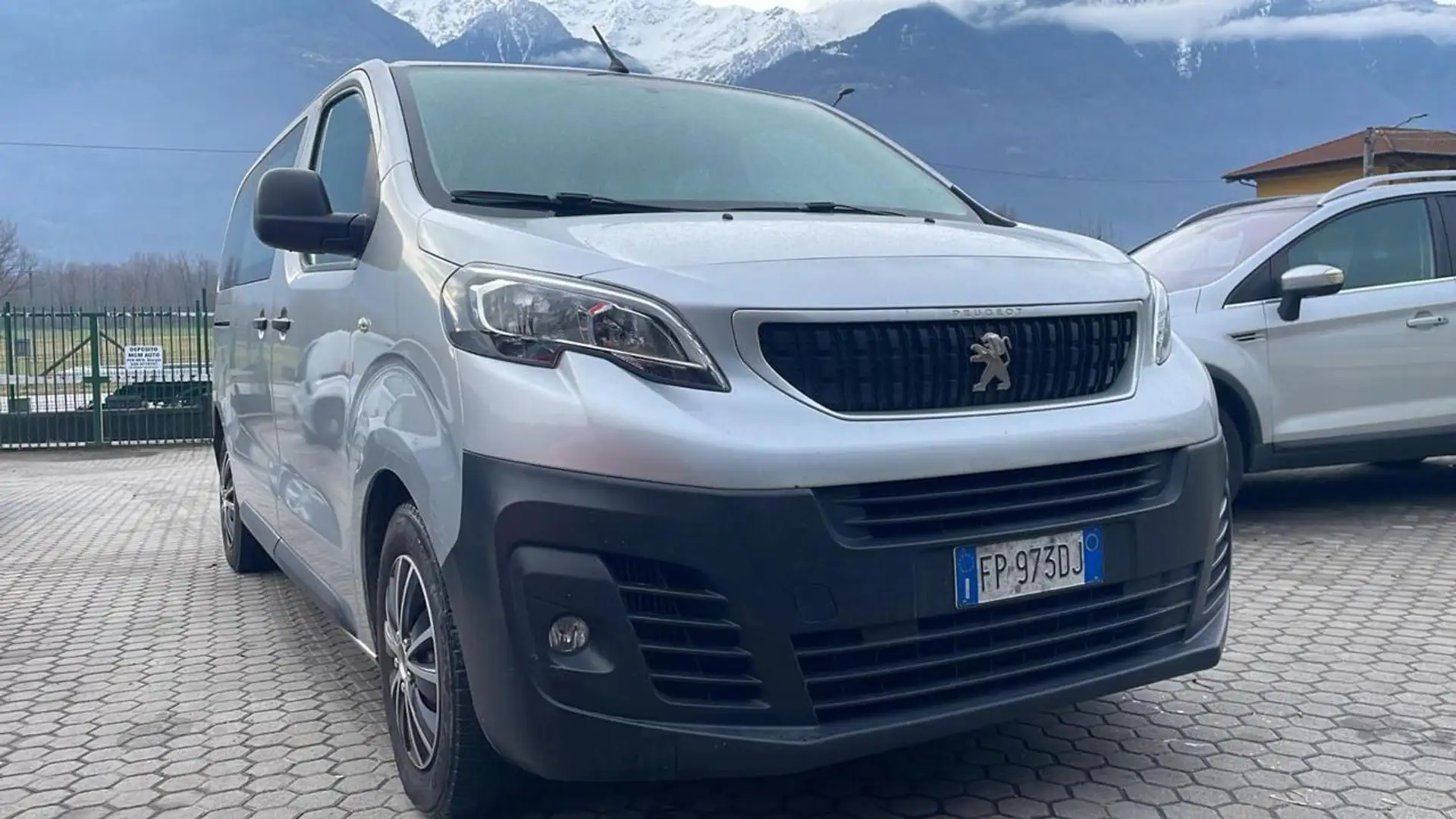 Peugeot Traveller 1.6 BlueHDi 115 Diesel 9 posti Stříbrná - 2