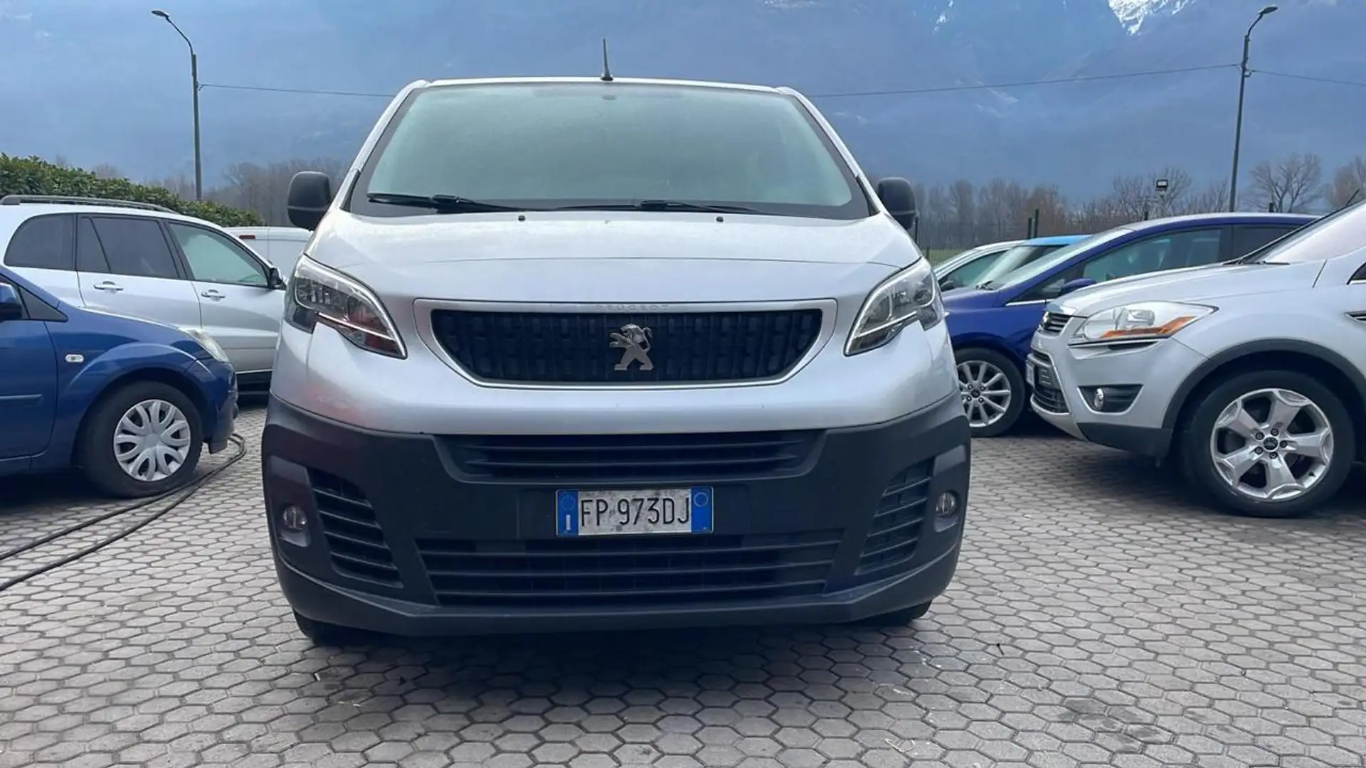 Peugeot Traveller 1.6 BlueHDi 115 Diesel 9 posti Stříbrná - 1