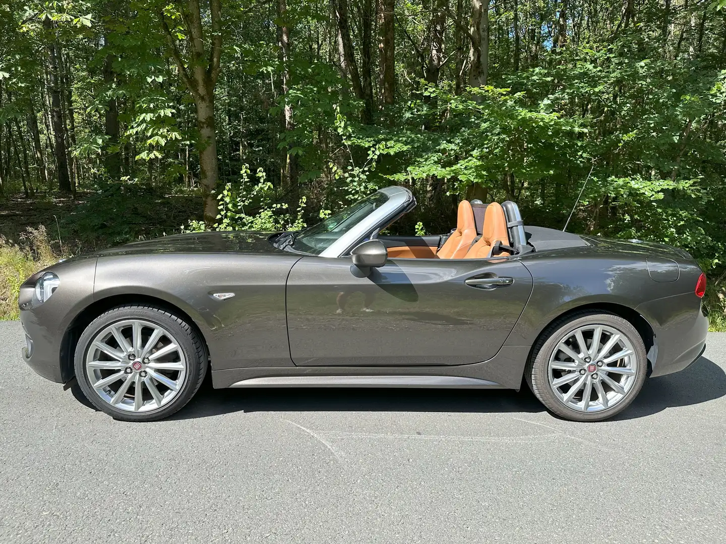 Fiat 124 Spider 1.4 MultiAir Turbo Lusso Automatik smeđa - 1