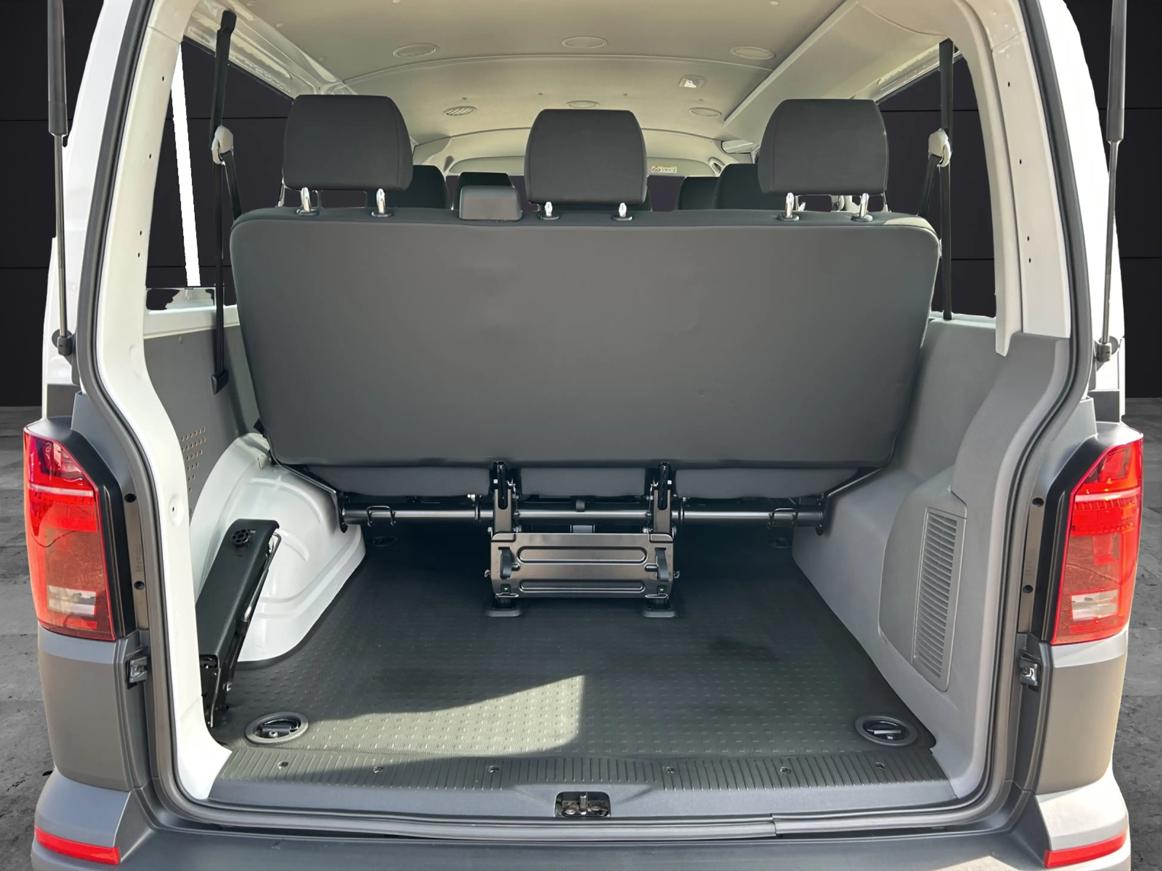 Volkswagen T6 Kombi T6.1 TDI 9- Sitze LED GRA KLIMA PDK VORB. AHK — photo 13