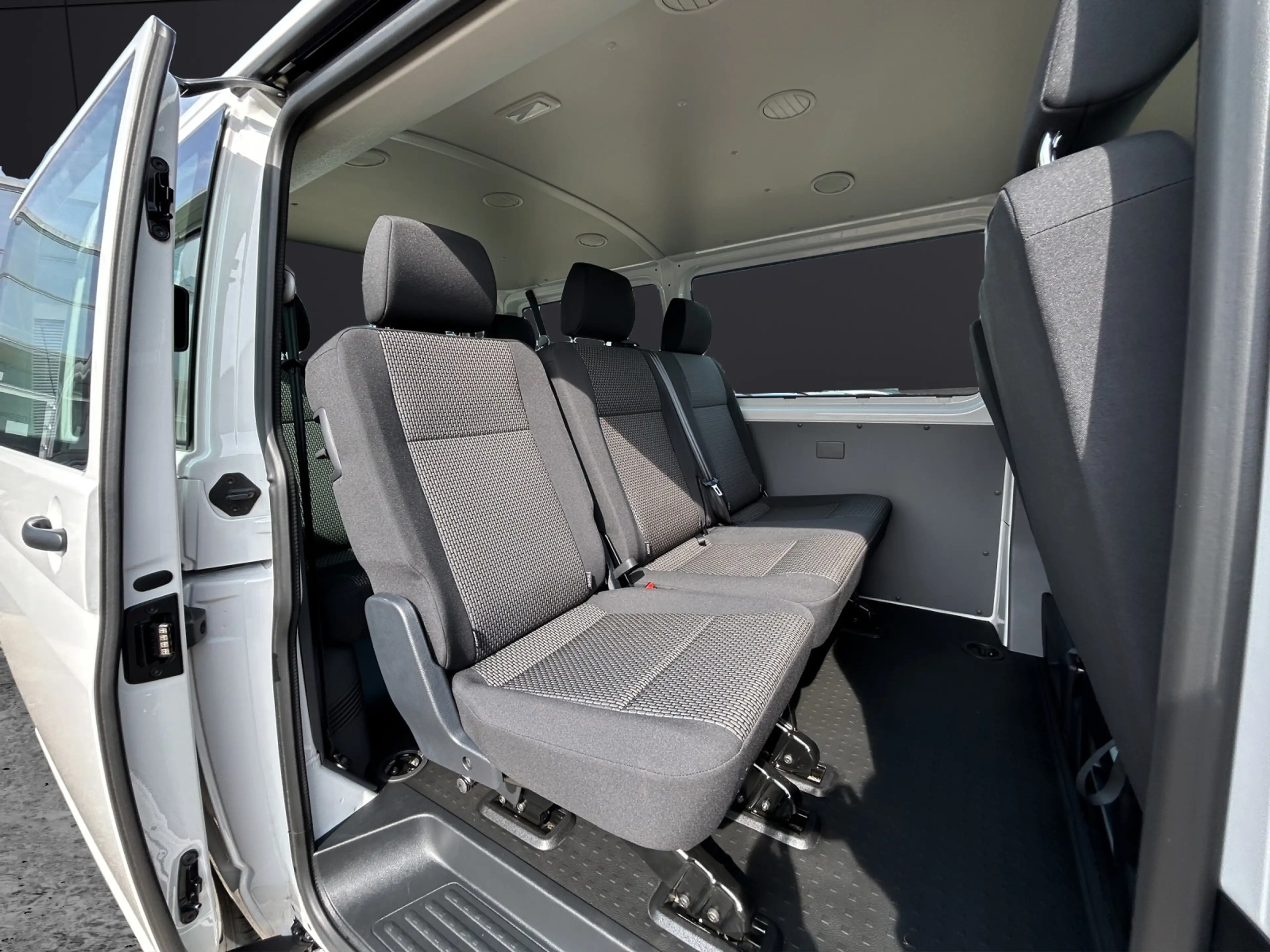 Volkswagen T6 Kombi T6.1 TDI 9- Sitze LED GRA KLIMA PDK VORB. AHK — photo 11