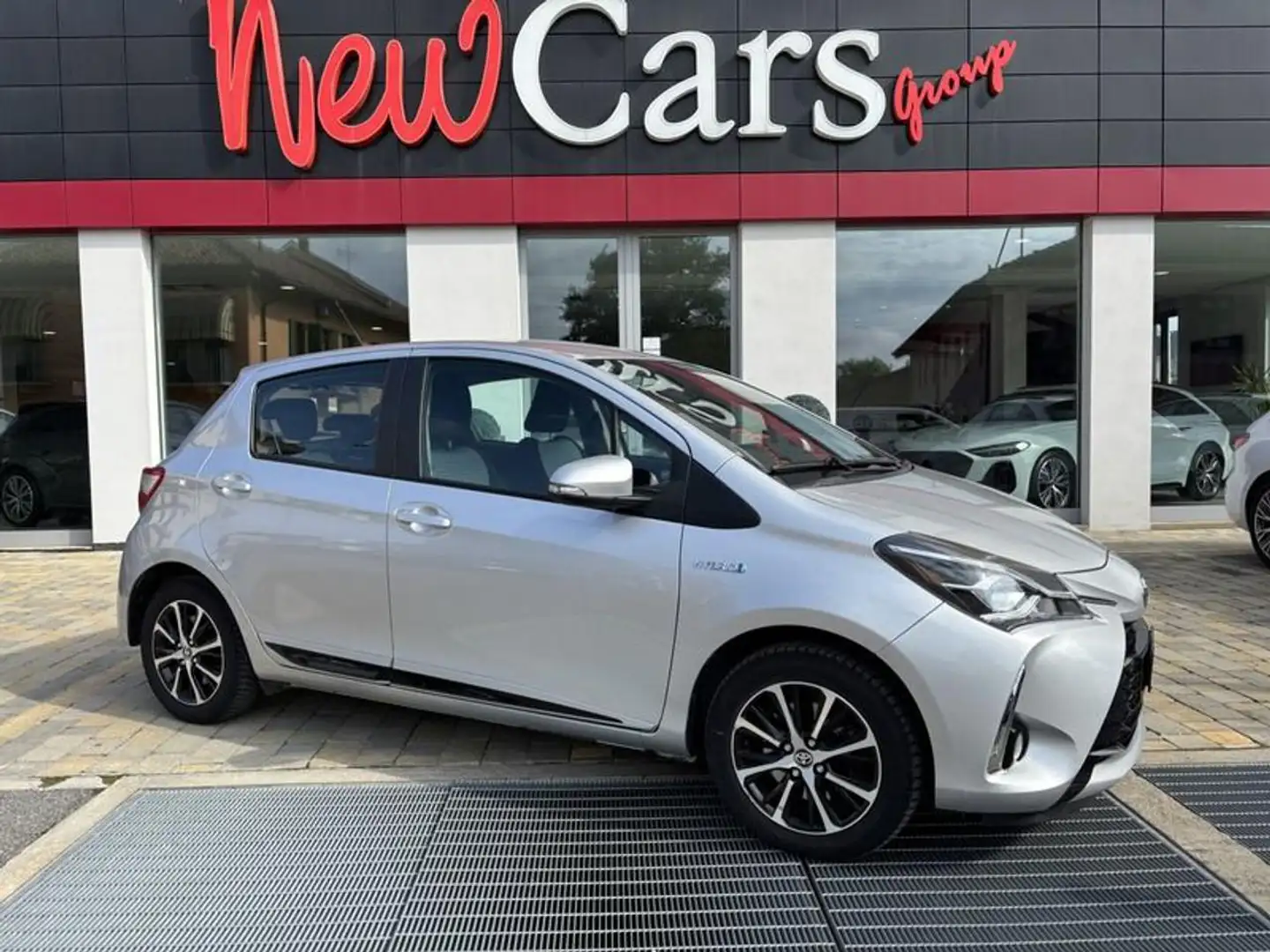 Toyota Yaris 1.5 Hybrid 5 porte Active Argento - 1