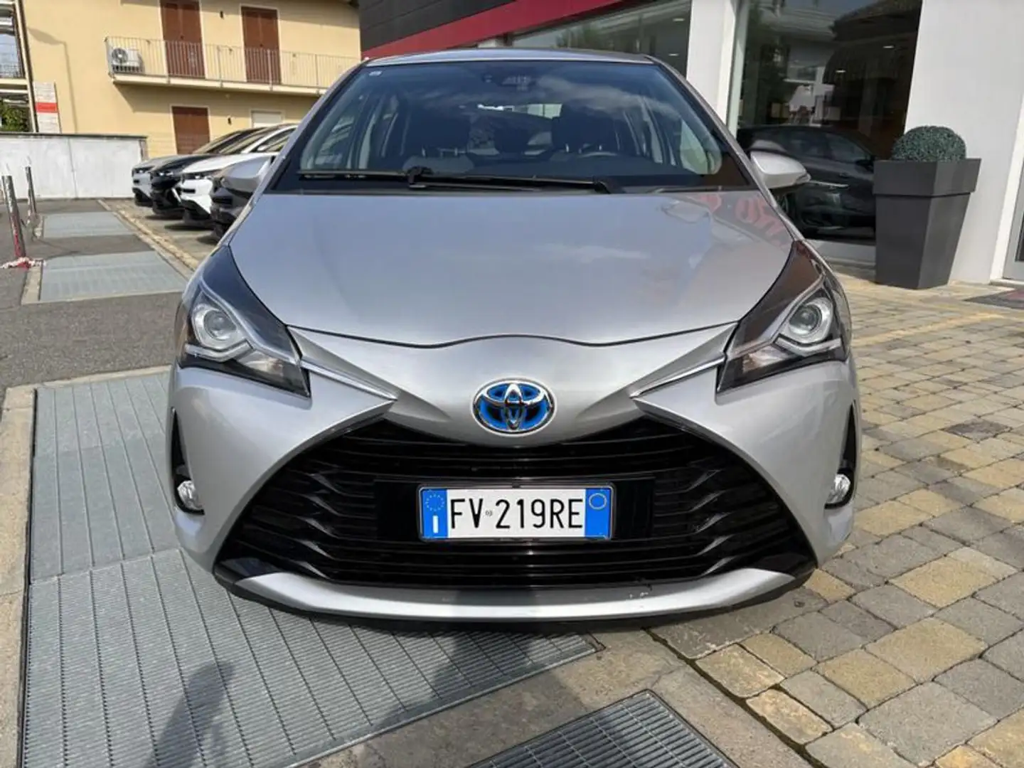 Toyota Yaris 1.5 Hybrid 5 porte Active Argento - 2