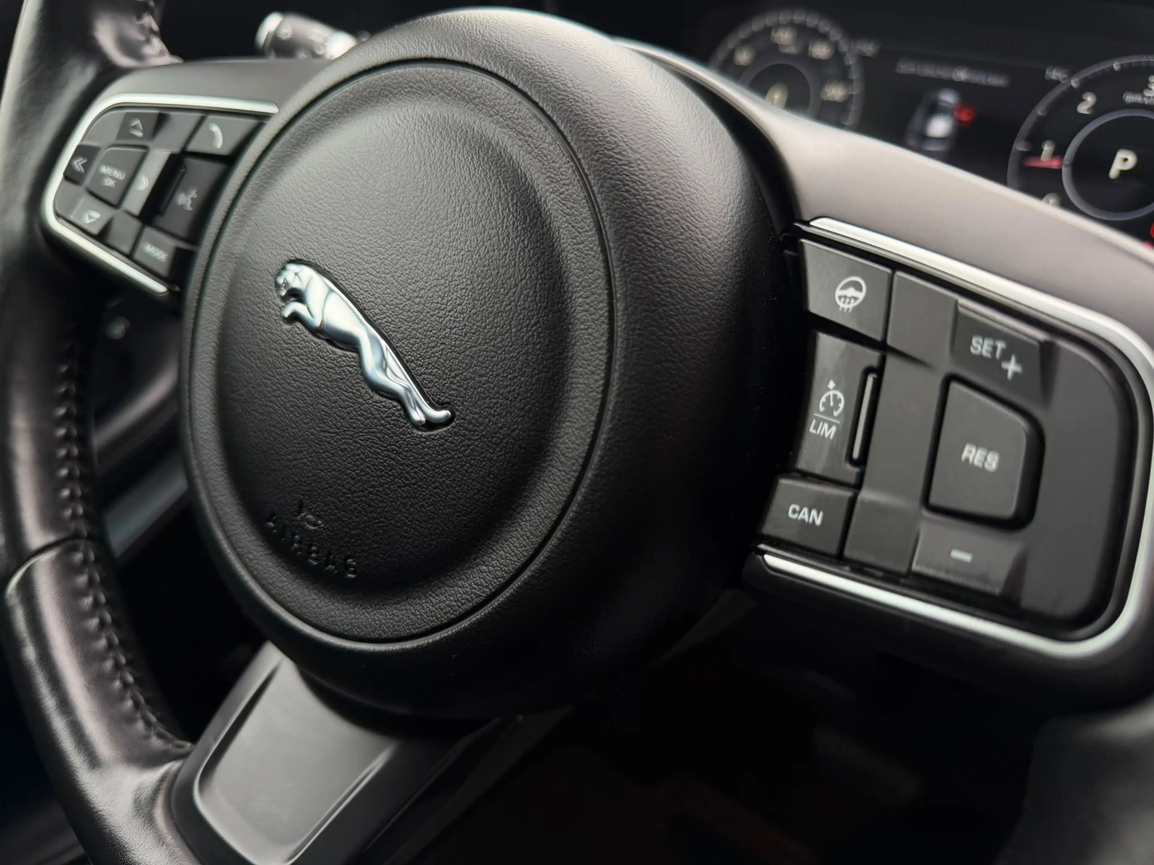 Jaguar E-Pace — photo 12