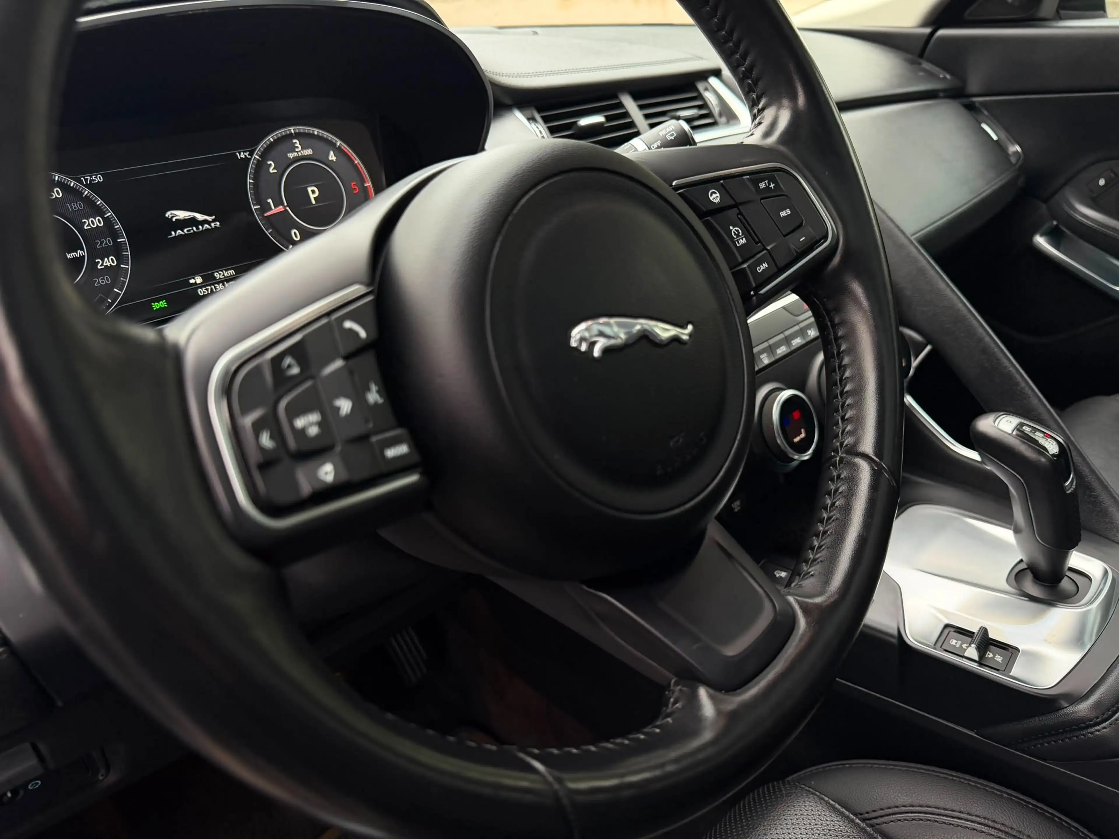 Jaguar E-Pace — photo 8