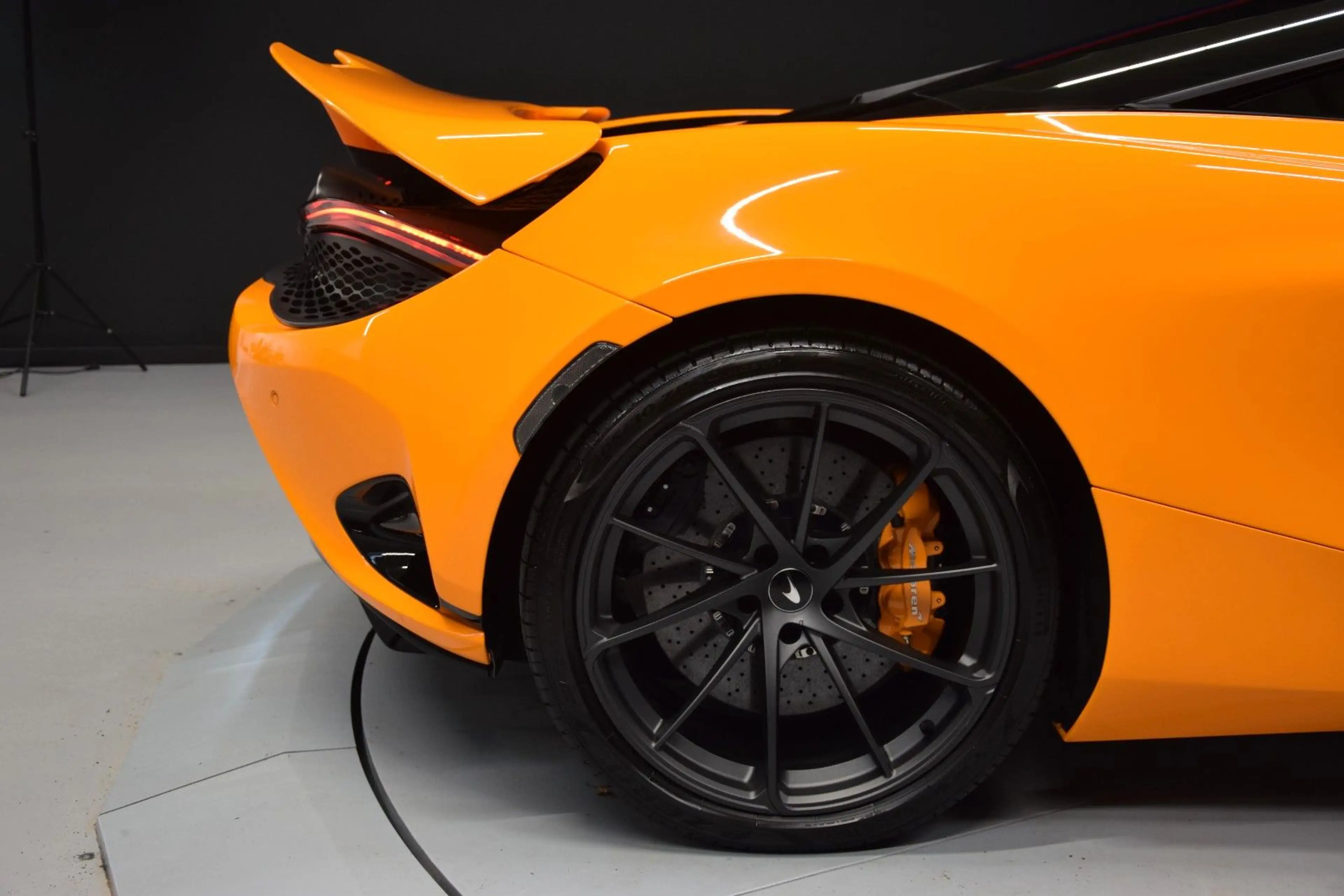 McLaren 750S Black Pack / Lift Schale B&W Aero Kamera — photo 11