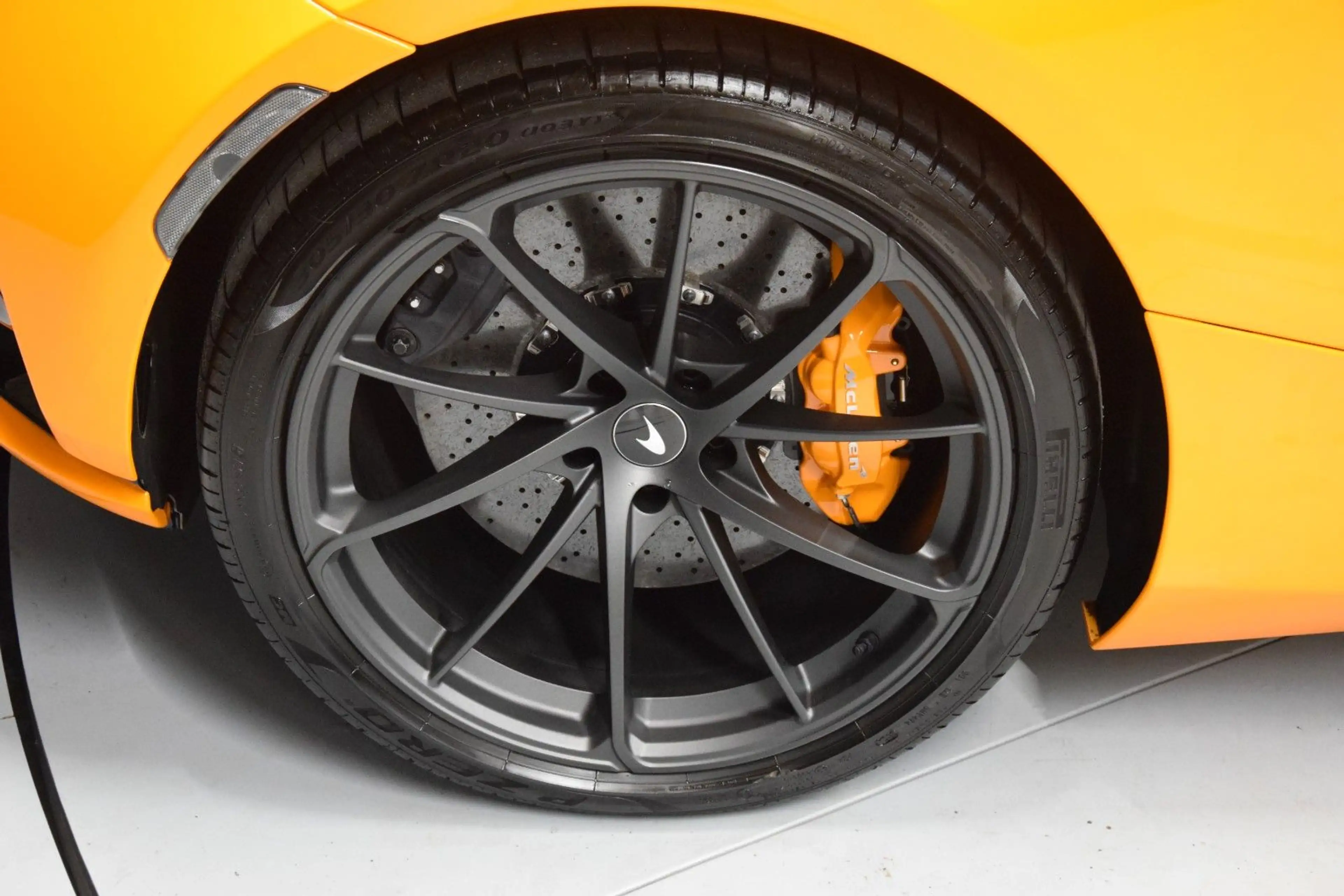McLaren 750S Black Pack / Lift Schale B&W Aero Kamera — photo 15