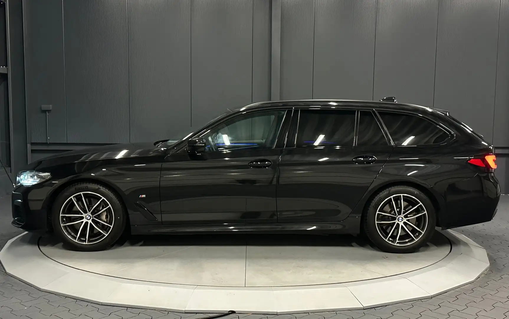 BMW 530 d touring M-Sport*LiveCockpit*LEDER*Park-Assist* Schwarz - 2
