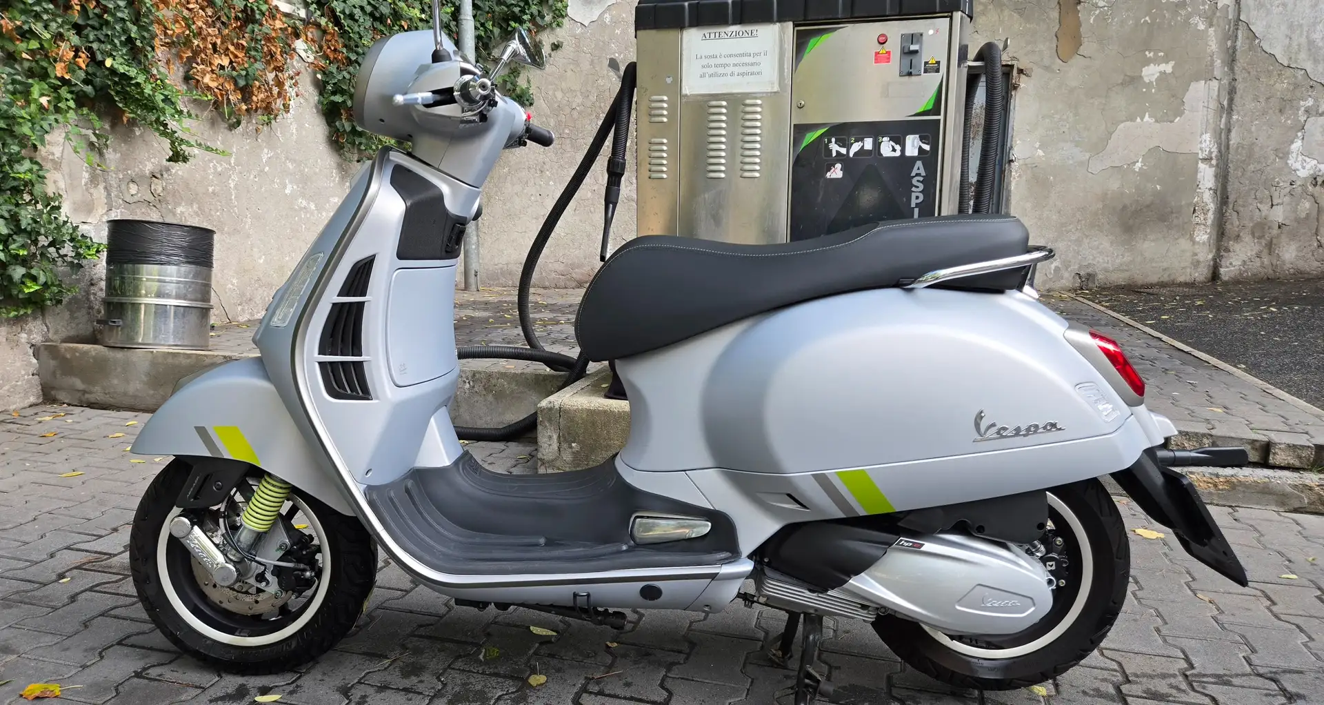 Vespa GTS Super Tech 300 Euro 6 Gris - 1