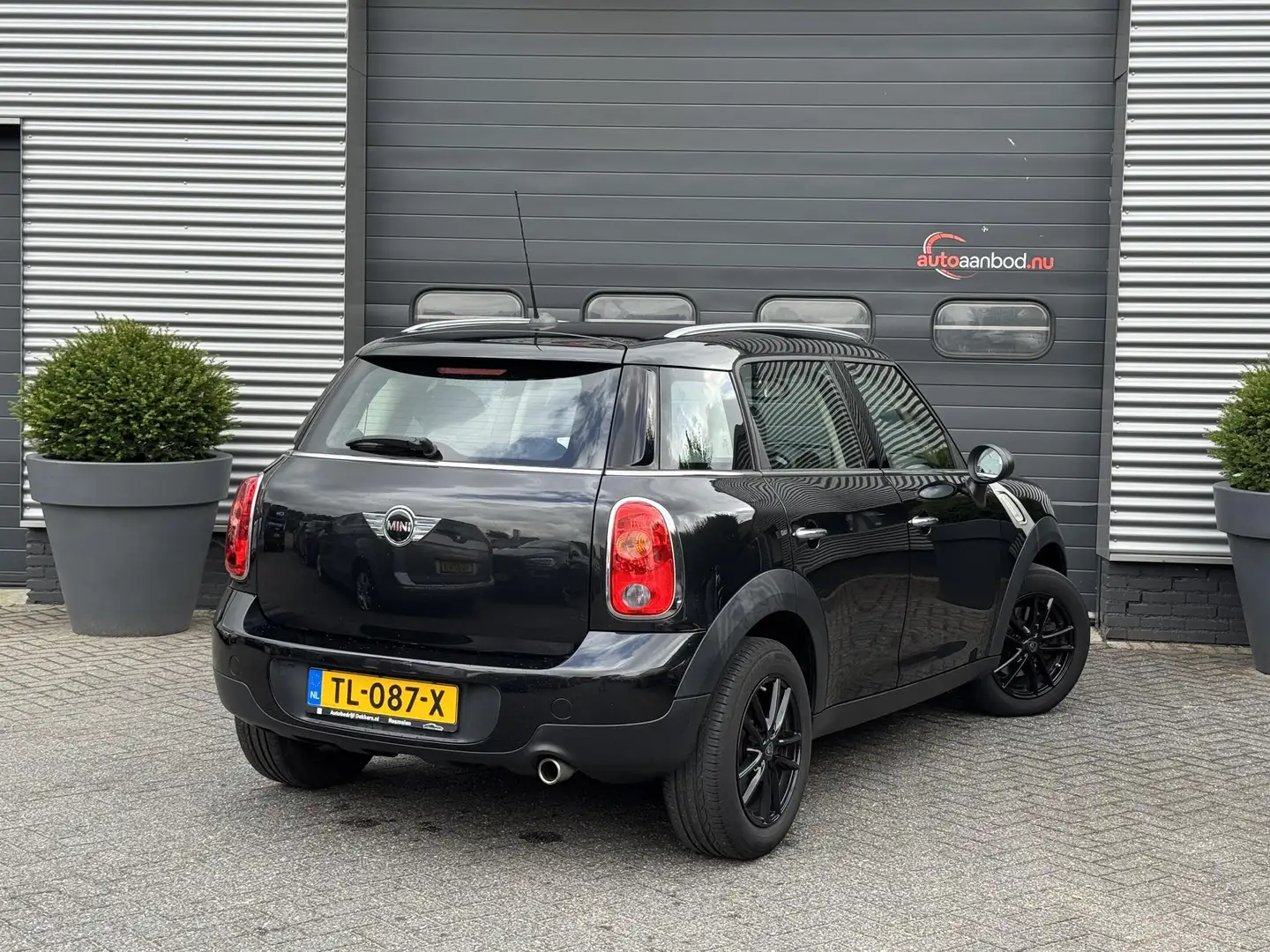 MINI One Countryman Mini 1.6 Chili | Navigatie | Climate Control | Sto Zwart - 2
