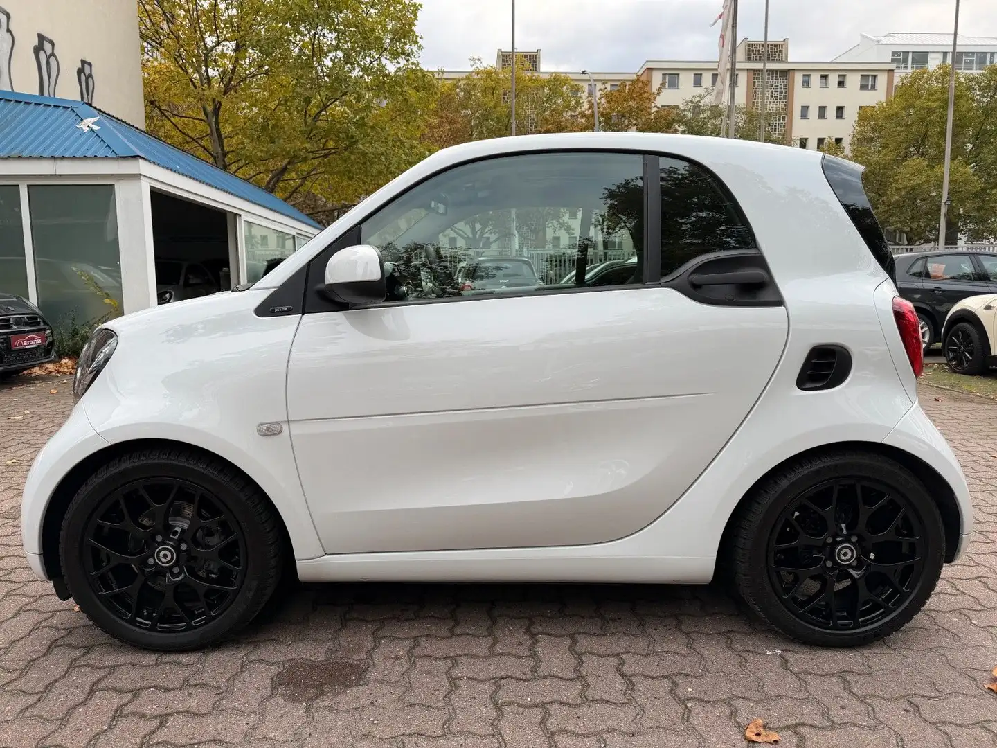 smart forTwo fortwo 66kW DCT prime SPORT*LEDER*NAVI*JBL*KAM Weiß - 2