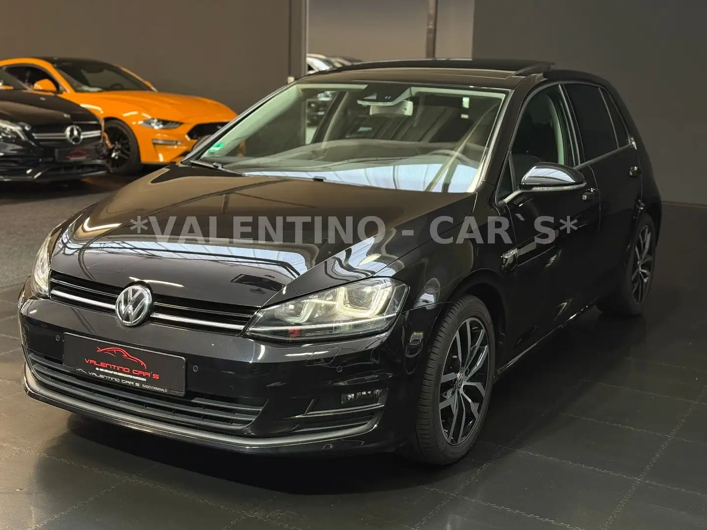 Volkswagen Golf VII Lim. Cup BMT/DSG/Pano/BiXen/Temp/Parkle Zwart - 2