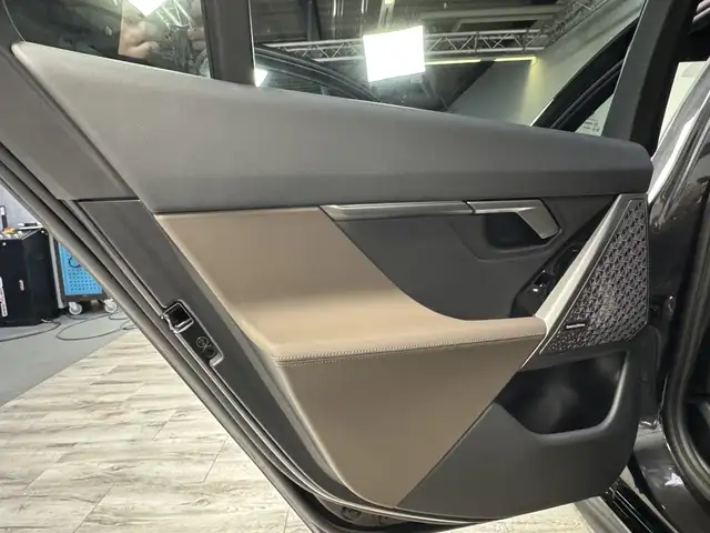 BMW 5 Series view 23