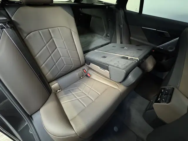 BMW 5 Series view 26