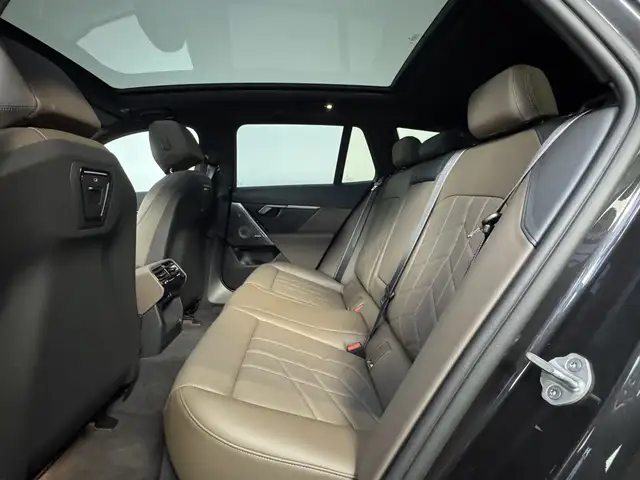 BMW 5 Series view 21
