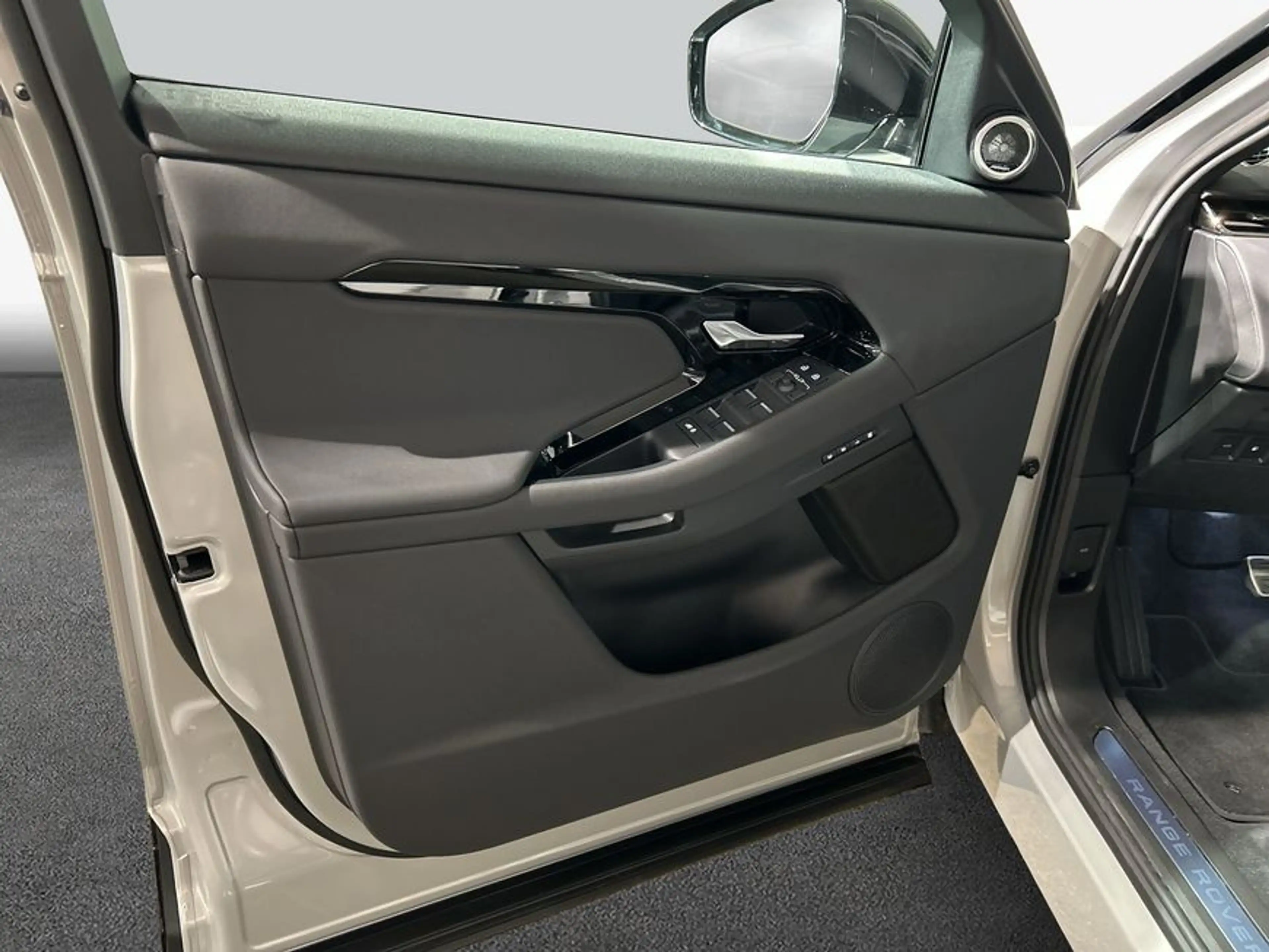 Land Rover Range Rover Evoque P270e Dynamic SE — photo 13