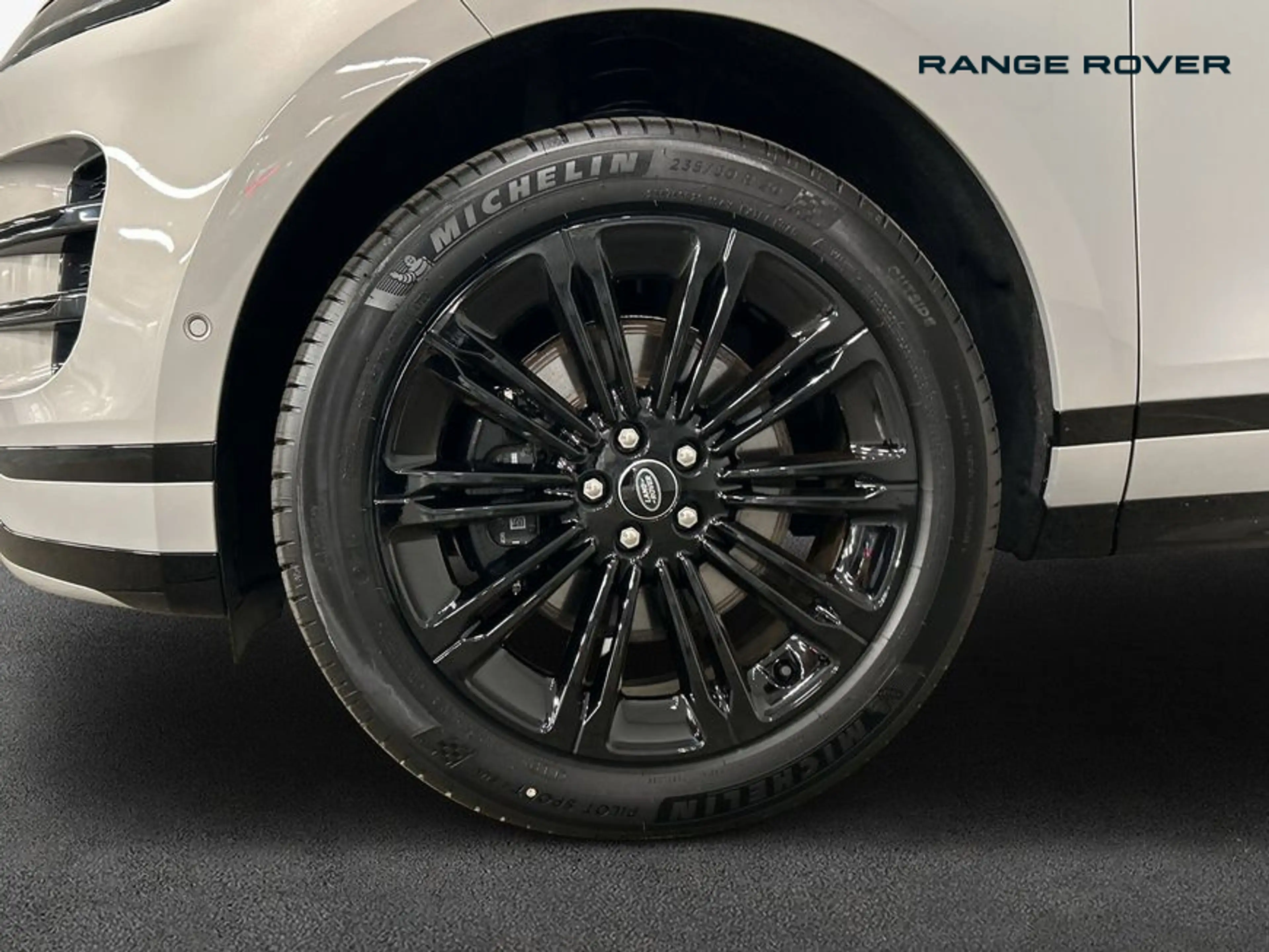 Land Rover Range Rover Evoque P270e Dynamic SE — photo 9