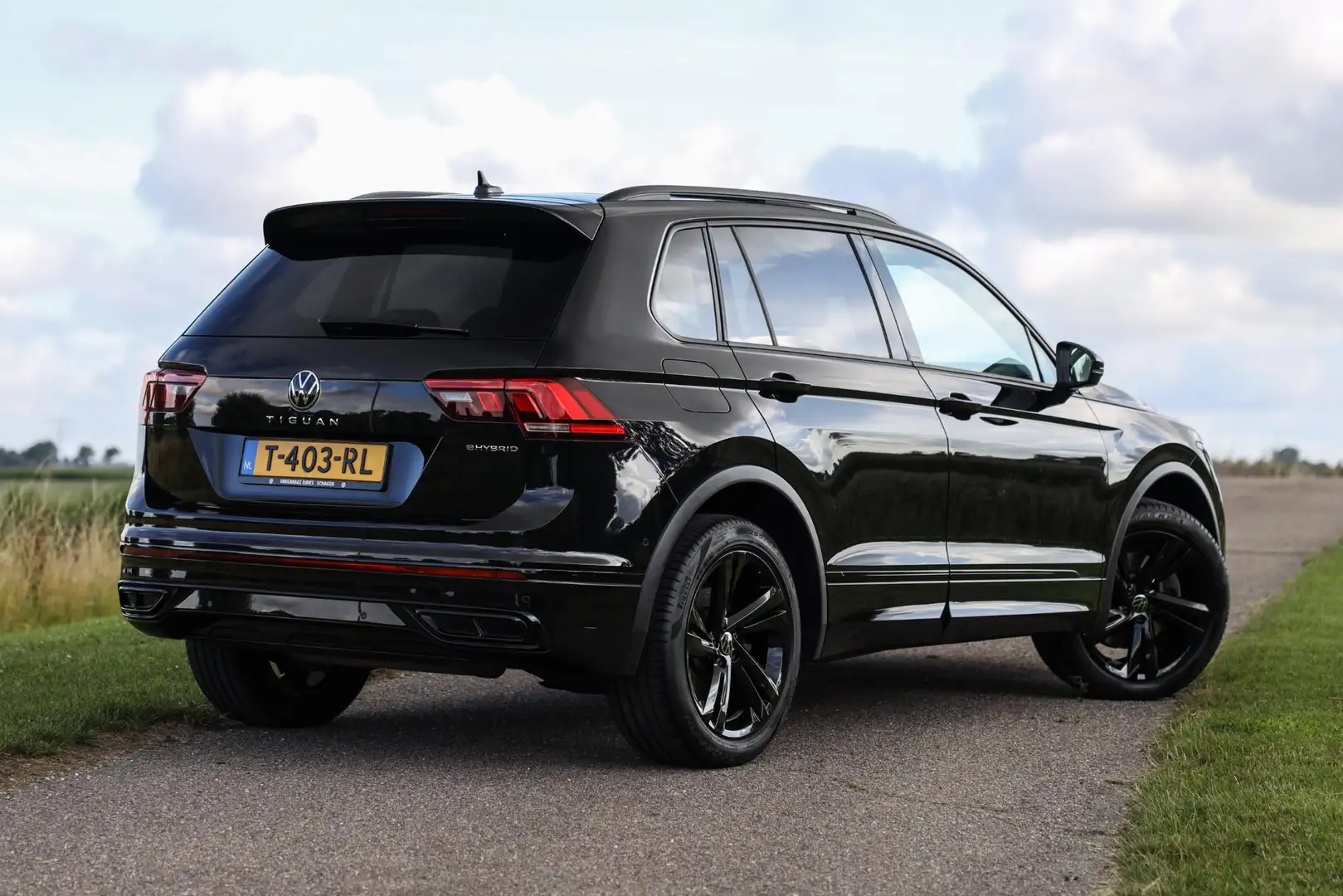 Volkswagen Tiguan 1.4 TSI eHybrid R-Line ✅ Pano ✅ LED ✅ ACC Zwart - 2