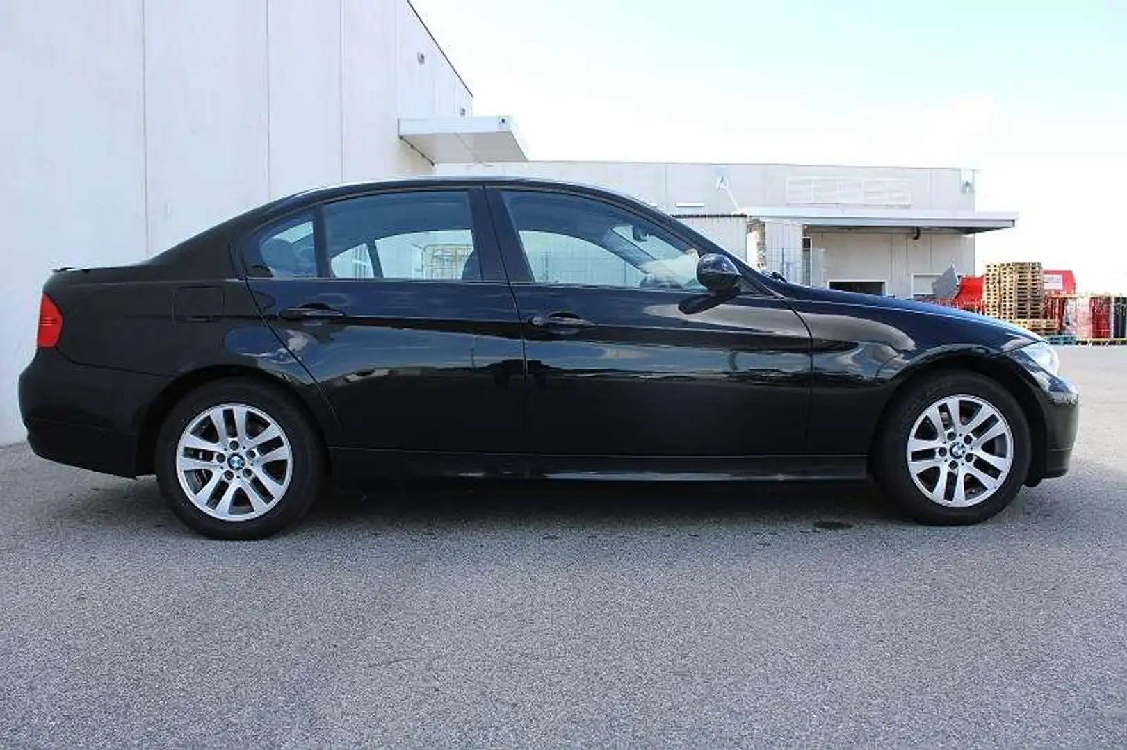 BMW 318 318i Schwarz - 2