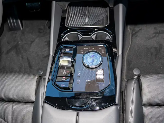 BMW 5 Series view 8