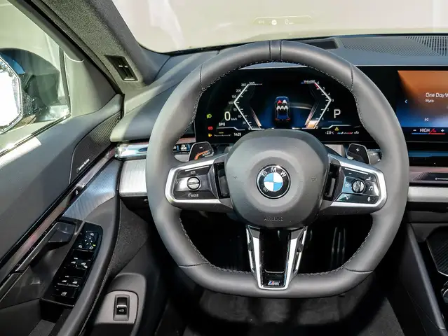 BMW 5 Series view 10