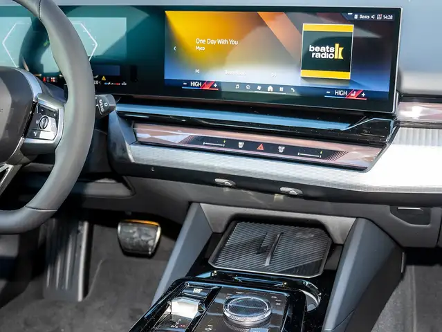 BMW 5 Series view 6