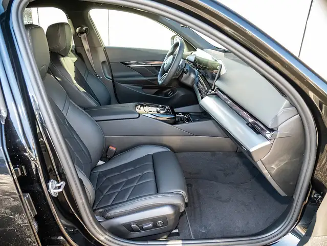 BMW 5 Series view 4