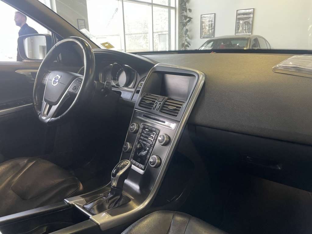 2016 Volvo XC60 T6 Premier thumb 33
