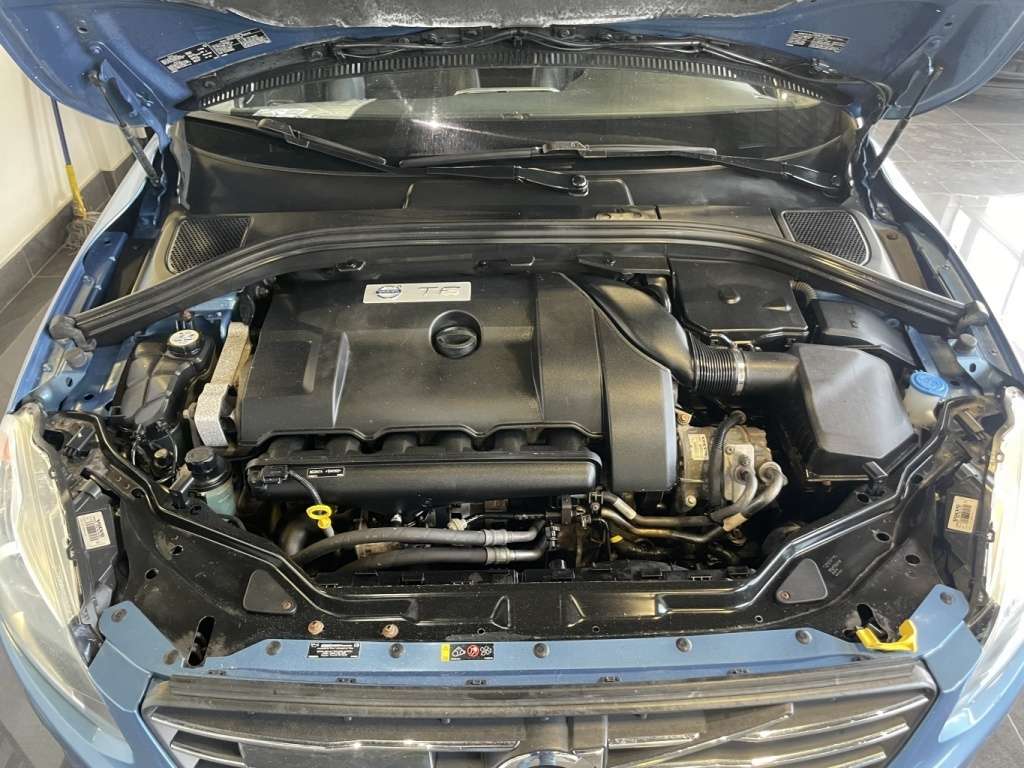 2016 Volvo XC60 T6 Premier thumb 32