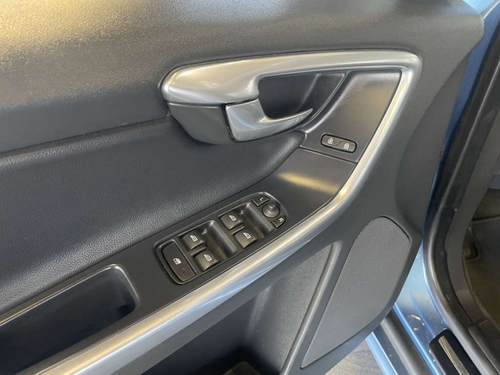 2016 Volvo XC60 T6 Premier thumb 17