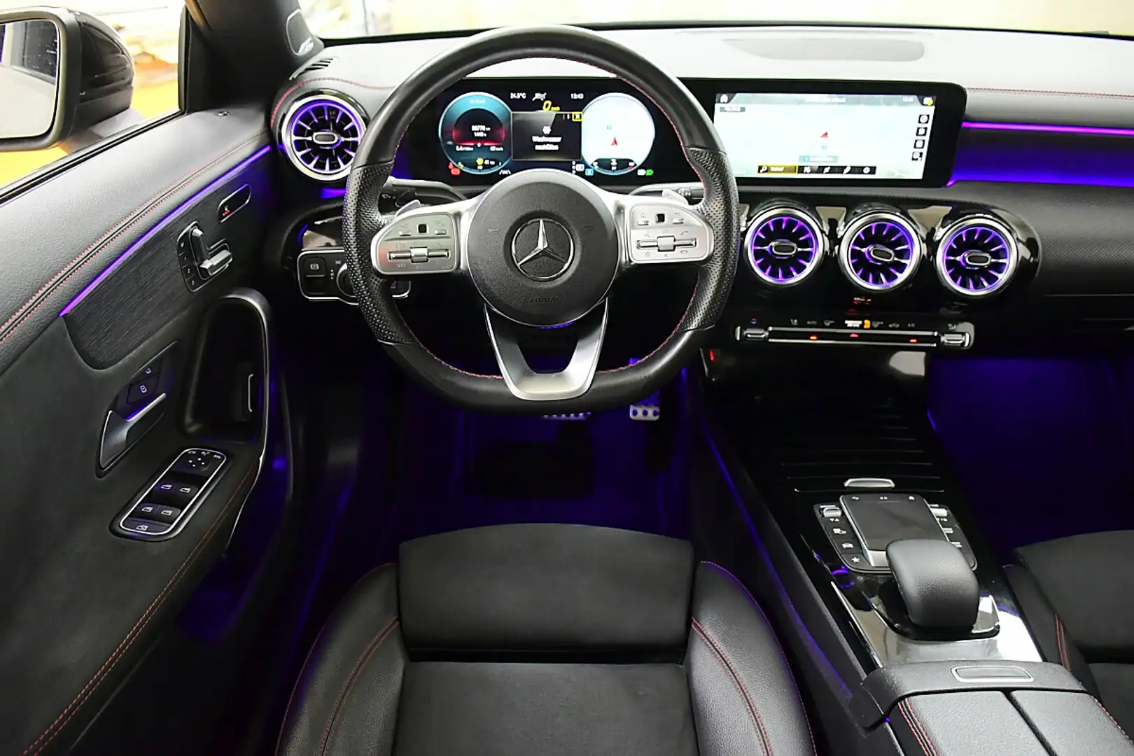 Mercedes-Benz CLA 220 d AMG-Line_PANO Grau - 2