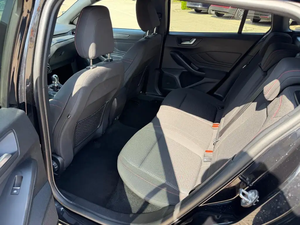 Ford Focus Turnier ST-Line | ACC | Head Up | Spurass Bild 12