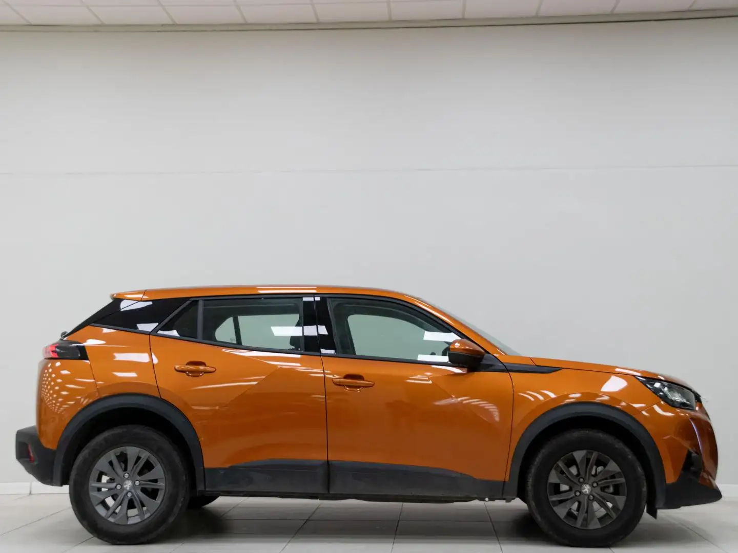 Peugeot 2008 1.2 PureTech S&S Active Pack 100 Oranje - 2