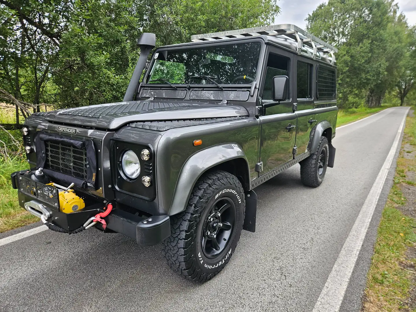 Land Rover Defender Defender 110" Station Wagon E 2,5 Td5 E Grau - 1