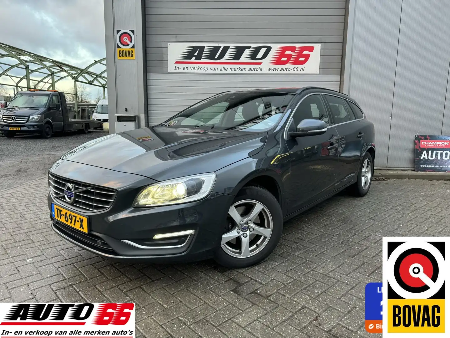 Volvo V60 2.0 D4 Nordic+ hele historie aanwezig. Grijs - 1