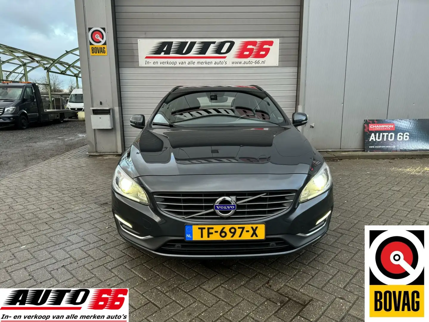 Volvo V60 2.0 D4 Nordic+ hele historie aanwezig. Grijs - 2
