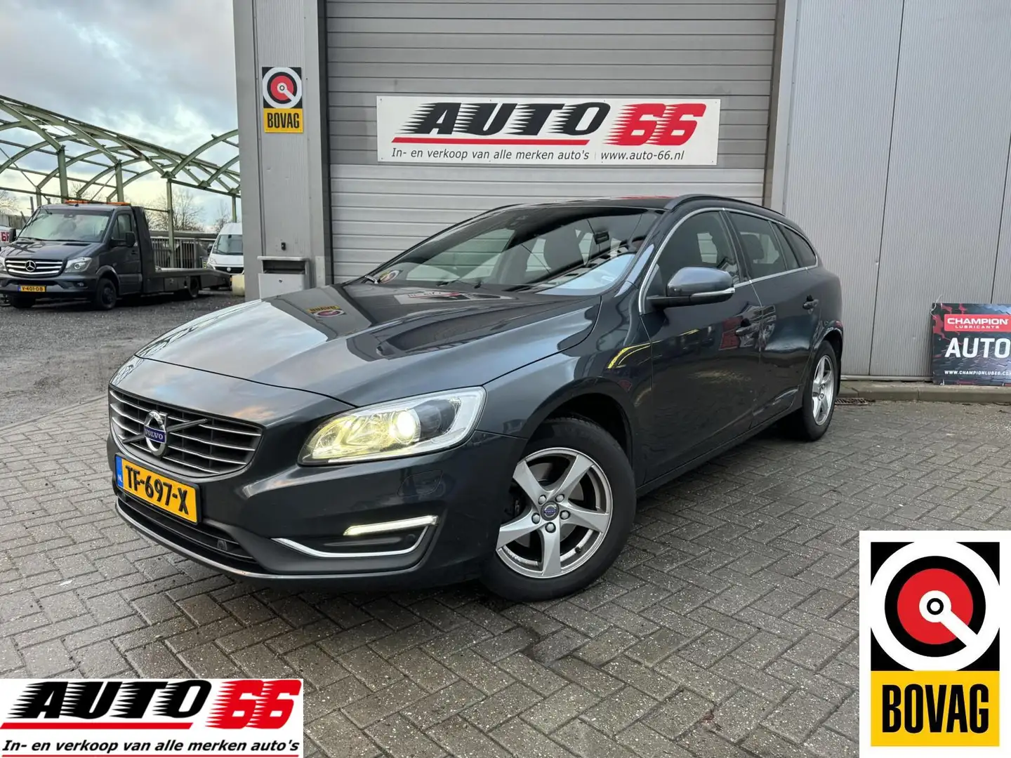 Volvo V60 2.0 D4 Nordic+ hele historie aanwezig. Grijs - 1