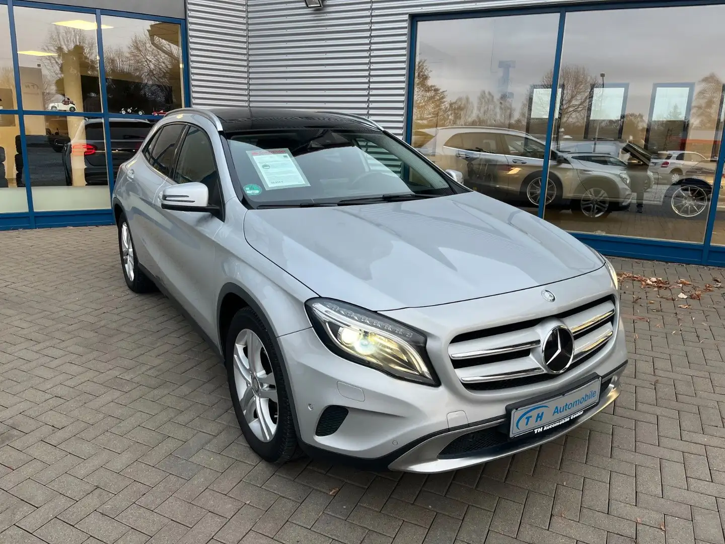 Mercedes-Benz GLA 200 /Panorama/NAVI/LED/SHZ/AHK Silber - 1