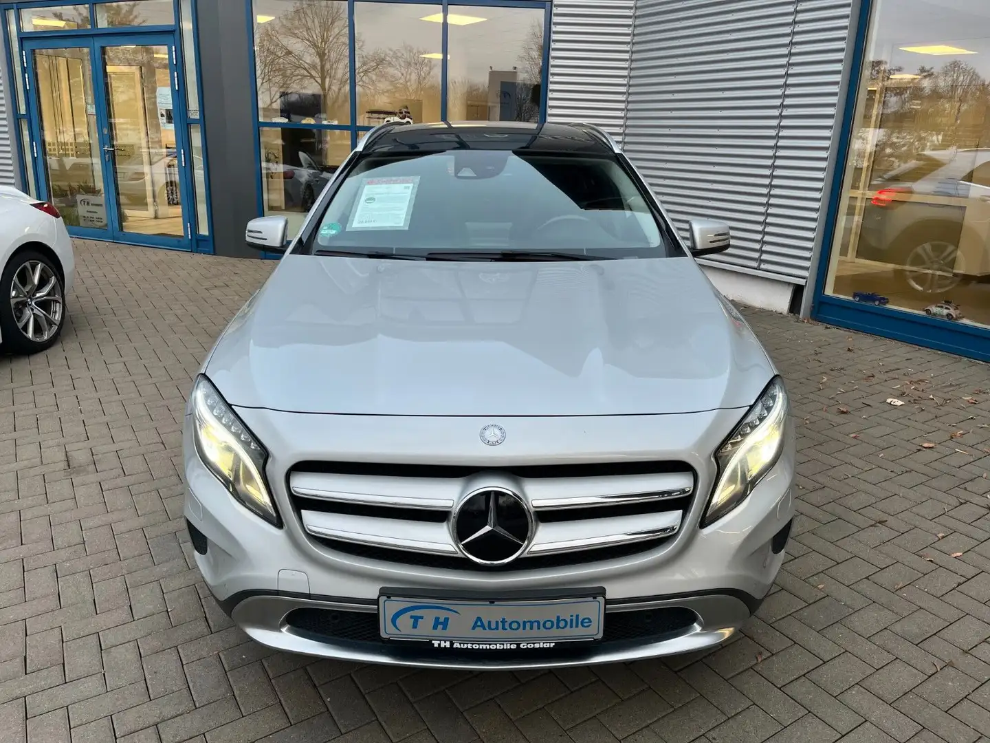 Mercedes-Benz GLA 200 /Panorama/NAVI/LED/SHZ/AHK Silber - 2