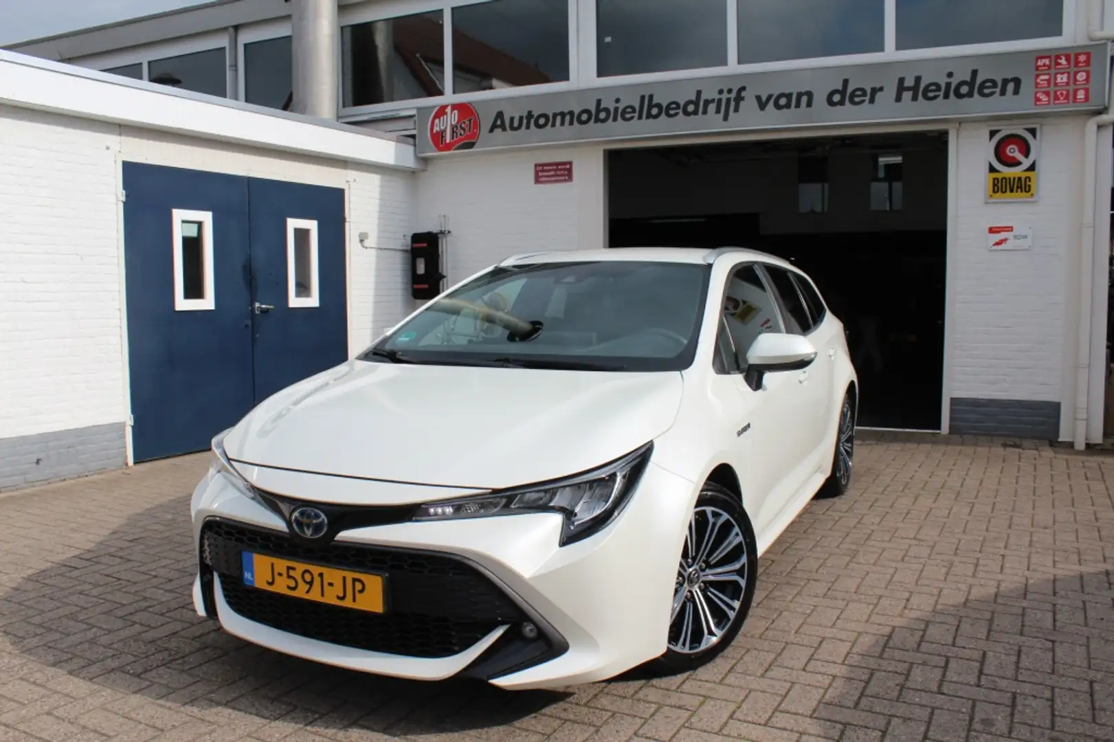 Toyota Corolla Touring Sports 1.8 Hybrid Business Plus Wit - 1