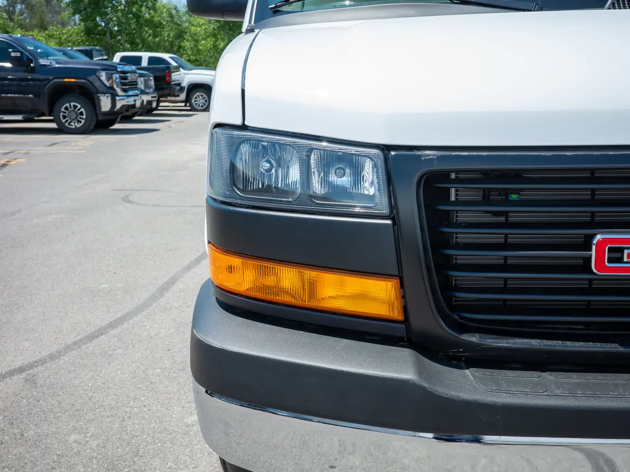 GMC Savana photo GMC Savana
