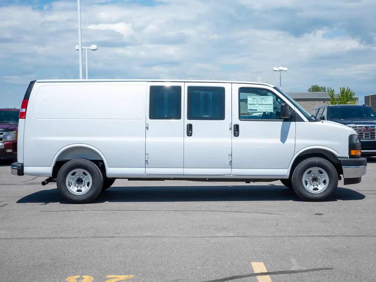 GMC Savana photo GMC Savana