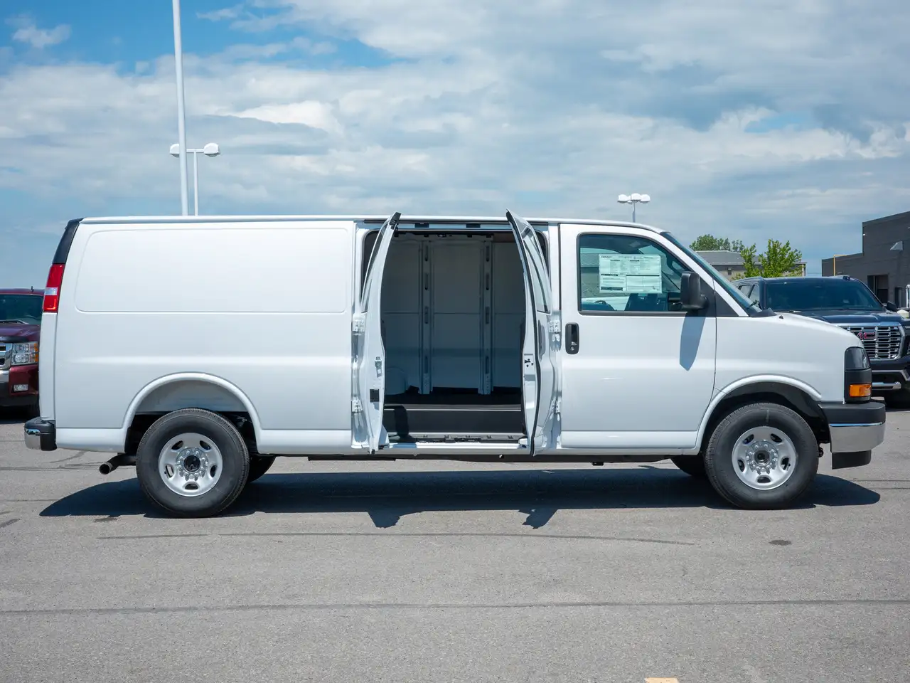 GMC Savana photo GMC Savana