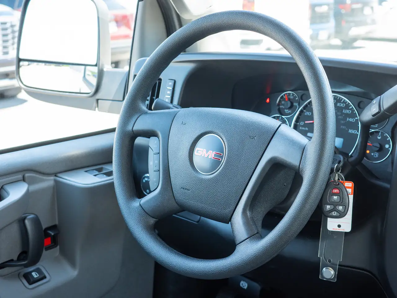 GMC Savana photo GMC Savana