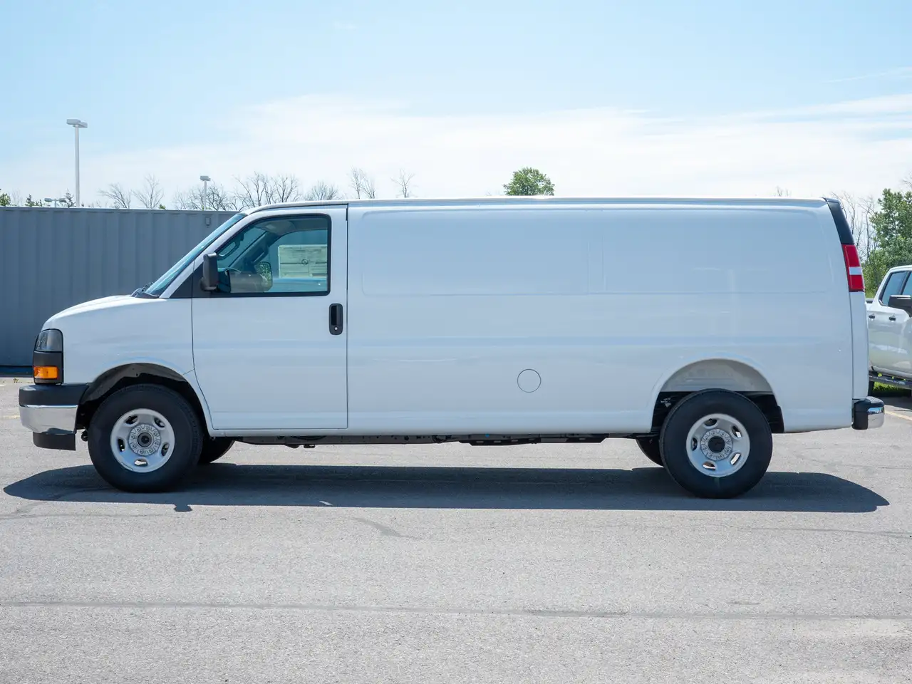 GMC Savana photo GMC Savana