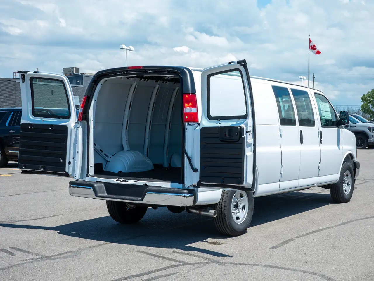 GMC Savana photo GMC Savana
