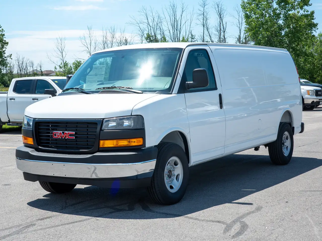 GMC Savana photo GMC Savana