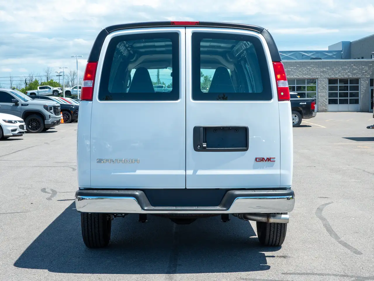 GMC Savana photo GMC Savana