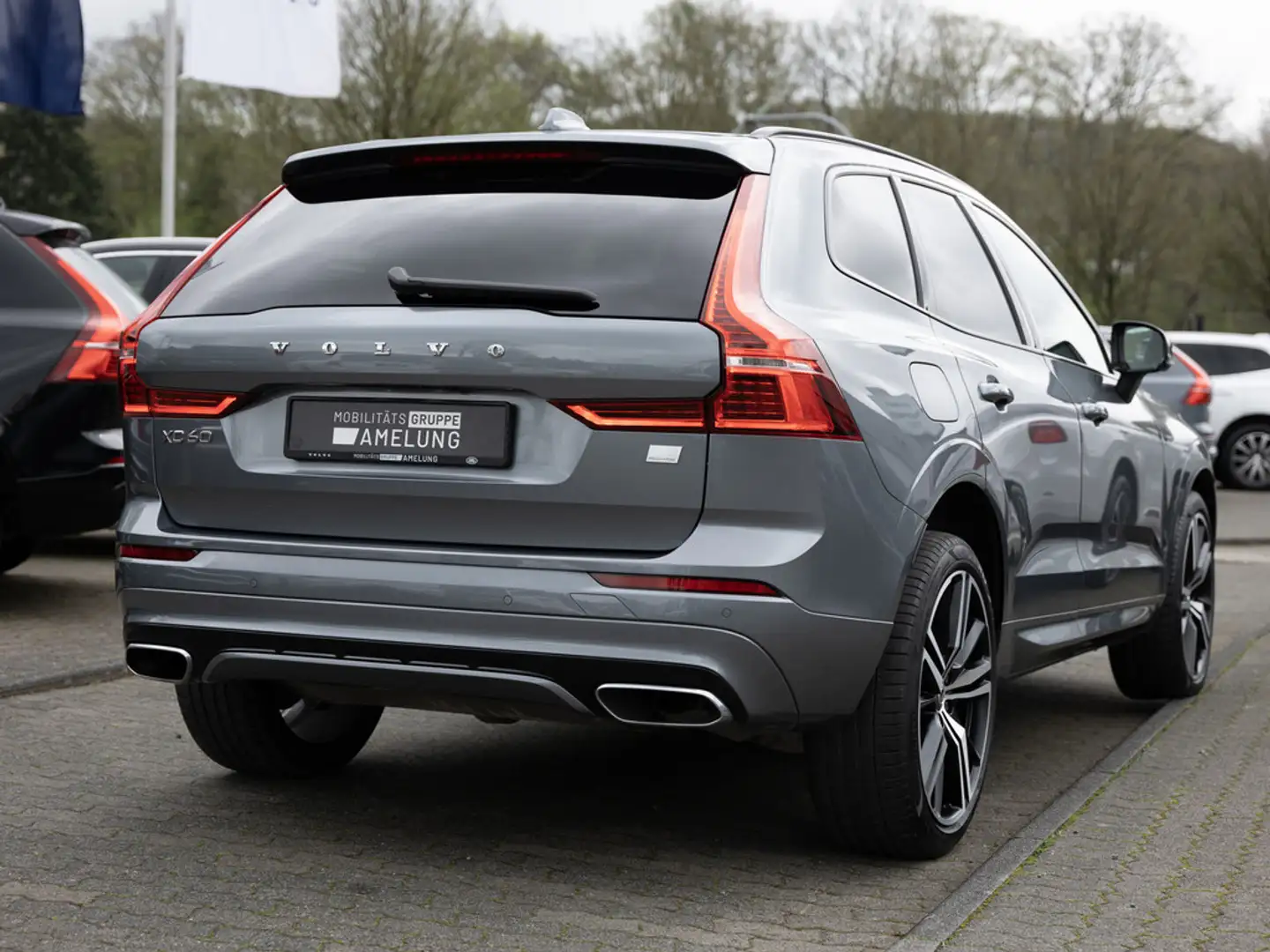 Volvo XC60 2.0 R Design Expression Recharge AWD LED Gris - 2